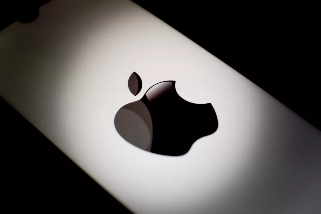 Trump’tan Apple’a Şok Tehdit: “ABD’de Üretim Olmazsa %25 Gümrük Vergisi!”