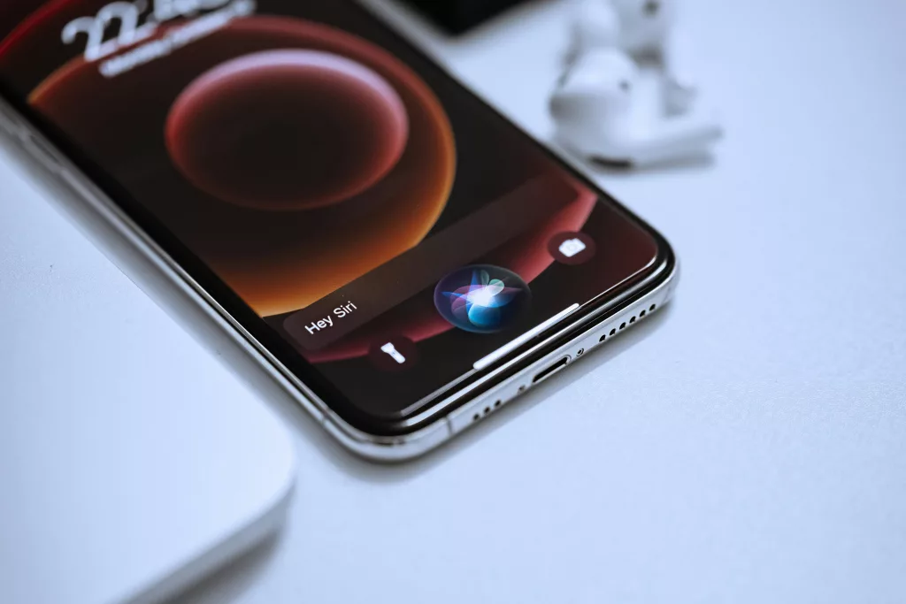 Apple, Yeni Siri Özelliklerini iOS 26.4 Güncellemesine Erteledi!