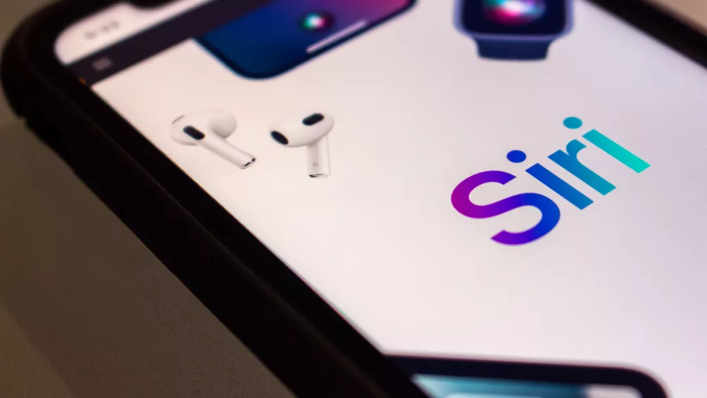 Apple, Siri’yi Güçlendirmek İçin OpenAI ve Anthropic ile Masada