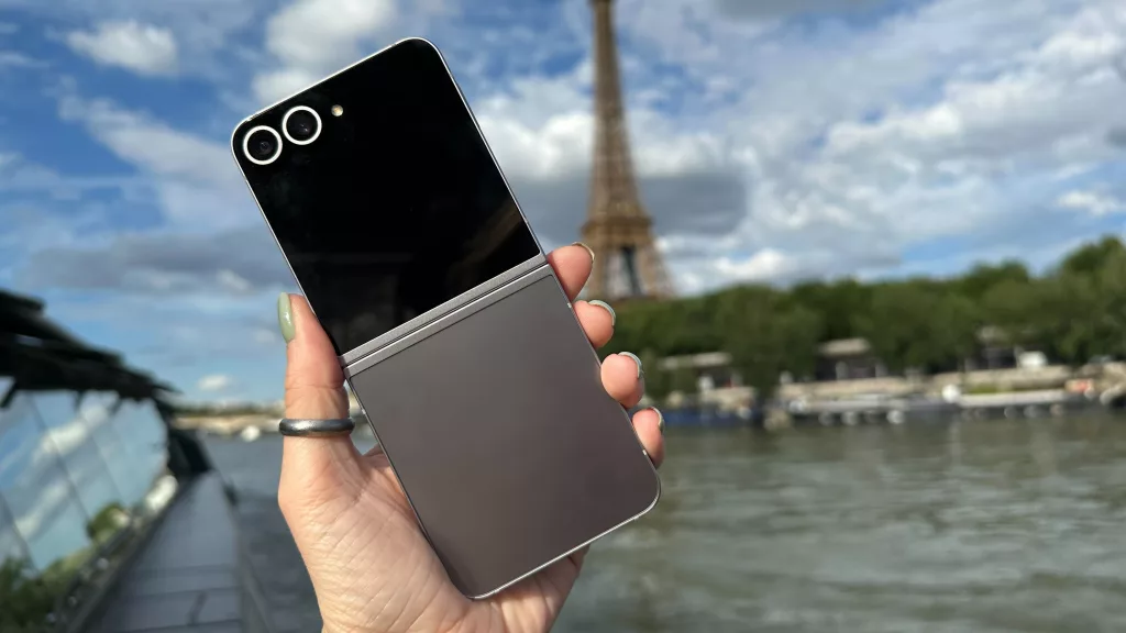 Galaxy Z Flip 7 Kanlı Canlı Ortaya Çıktı: Büyük Ekran, Yeni İşlemci ve Daha İnce Tasarım