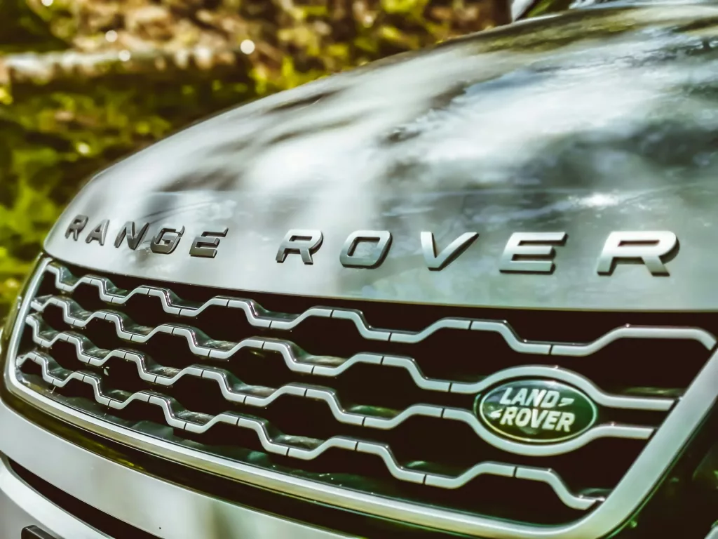 Land Rover'dan Tarihi Dönüşüm: Yeni Strateji ve Range Rover’ın İkonik Logosu