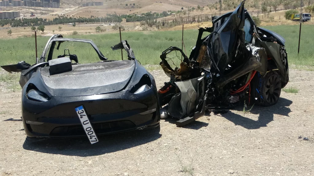 Malatya’da Feci Kaza! Tesla Model Y Ortadan İkiye Bölündü