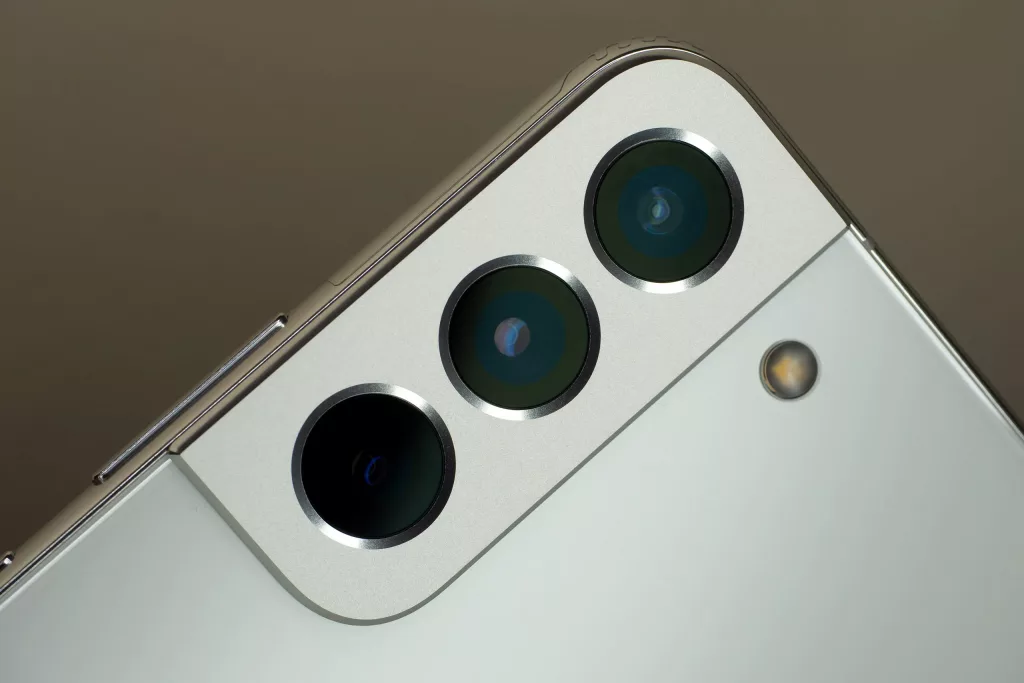 Samsung, Apple’ın Liquid Glass Tasarımına Göz Kırptı: Glass Simgeler Kullanıma Sunuldu