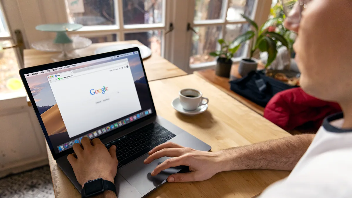 Masaüstü bilgisayar başında internet tarayıcısı kullanan bir kişi