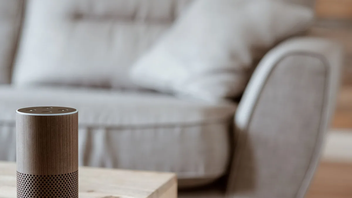Ev ortamında masada duran siyah renkli Echo Dot Max akıllı hoparlör