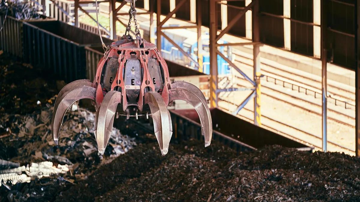 Endüstriyel mineral işleme tesisinin genel görünümü