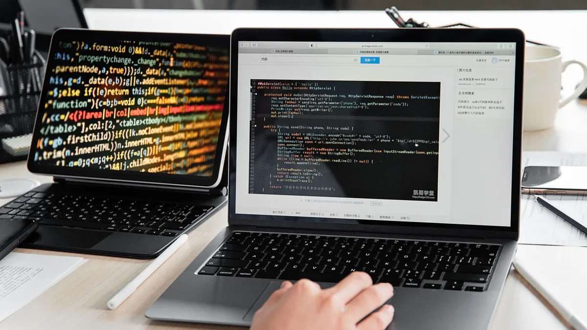 Dizüstü bilgisayarda internet siteleri üzerinde araştırma yapan bir kişi