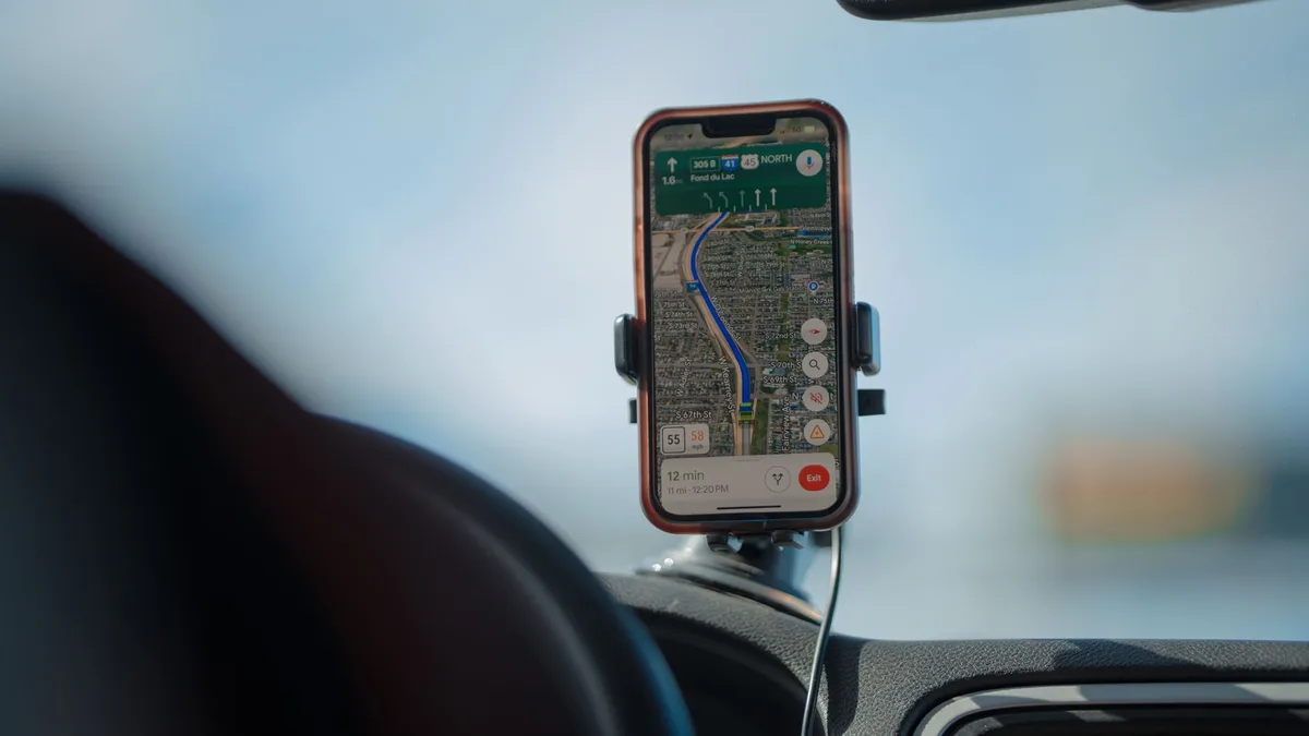 Cep telefonundaki navigasyon haritası üzerinden trafik yoğunluğunu inceleyen bir kullanıcı