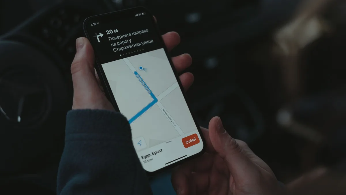 Otomobil içerisindeki telefon tutucusunda yer alan dijital harita ekranı