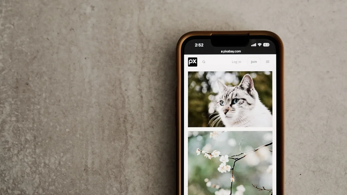 Mobil cihaz ekranındaki fotoğraf galerisinde gezinen bir kullanıcının eli