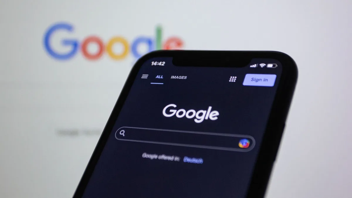 Dijital ekranda parlayan resmi Google logosu