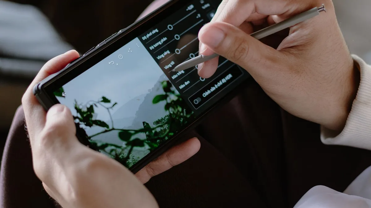 Bir kullanıcının mobil cihazında yapay zeka ile fotoğraf düzenleme süreci