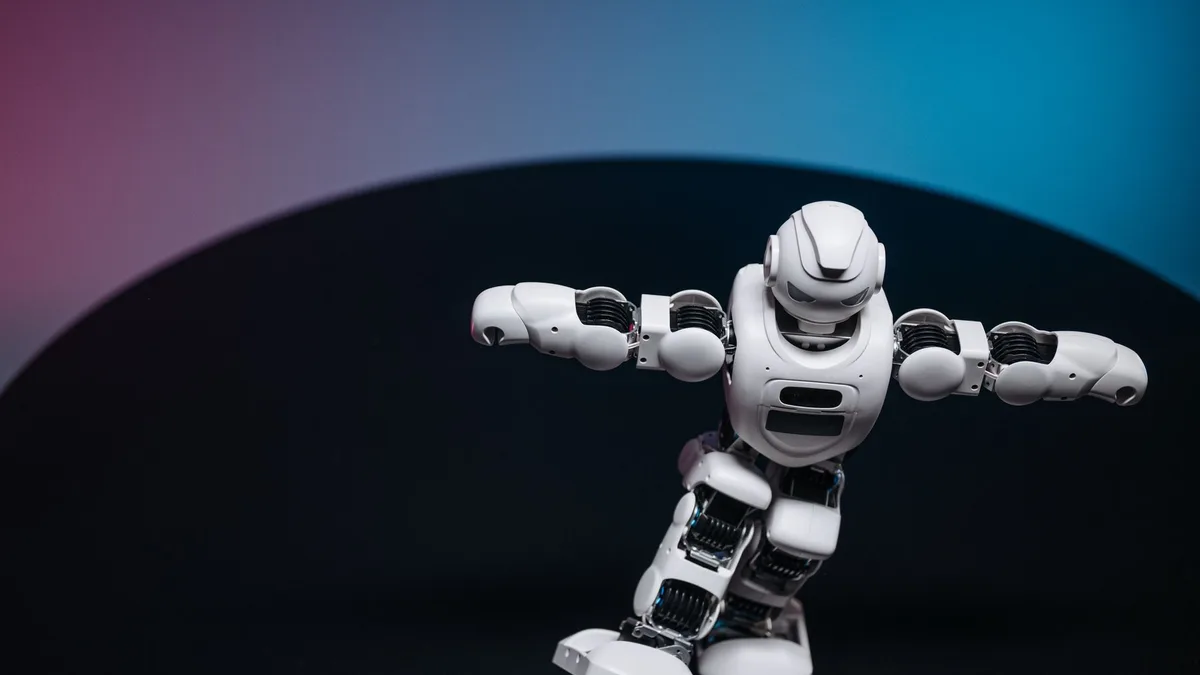 Gelişmiş yapay zeka algoritmalarıyla donatılmış insansı robotun eklem hareketleri.