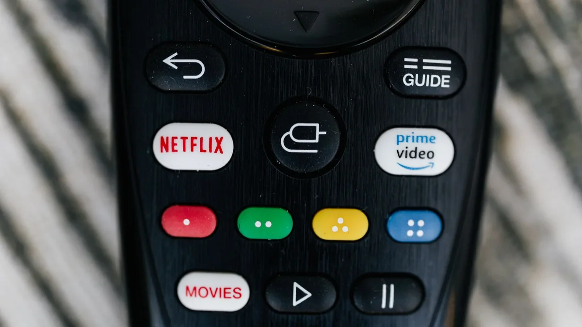LG televizyonun webOS işletim sistemine ait ana ekran arayüzü ve uygulama menüsü