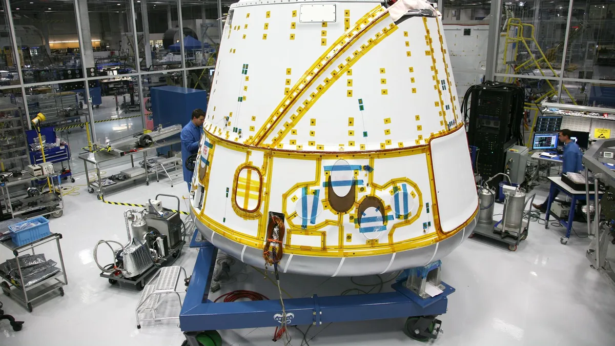 NASA operasyon merkezinde çalışan mühendisler