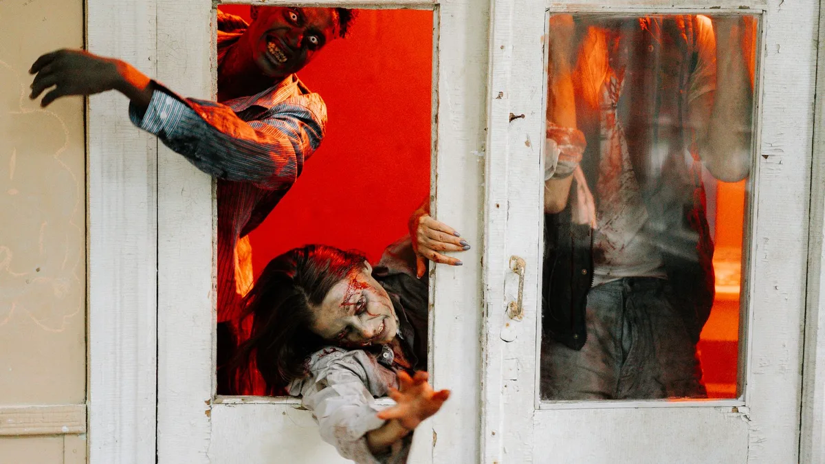 Bir dizi setinde uygulanan profesyonel zombi makyajı detayı
