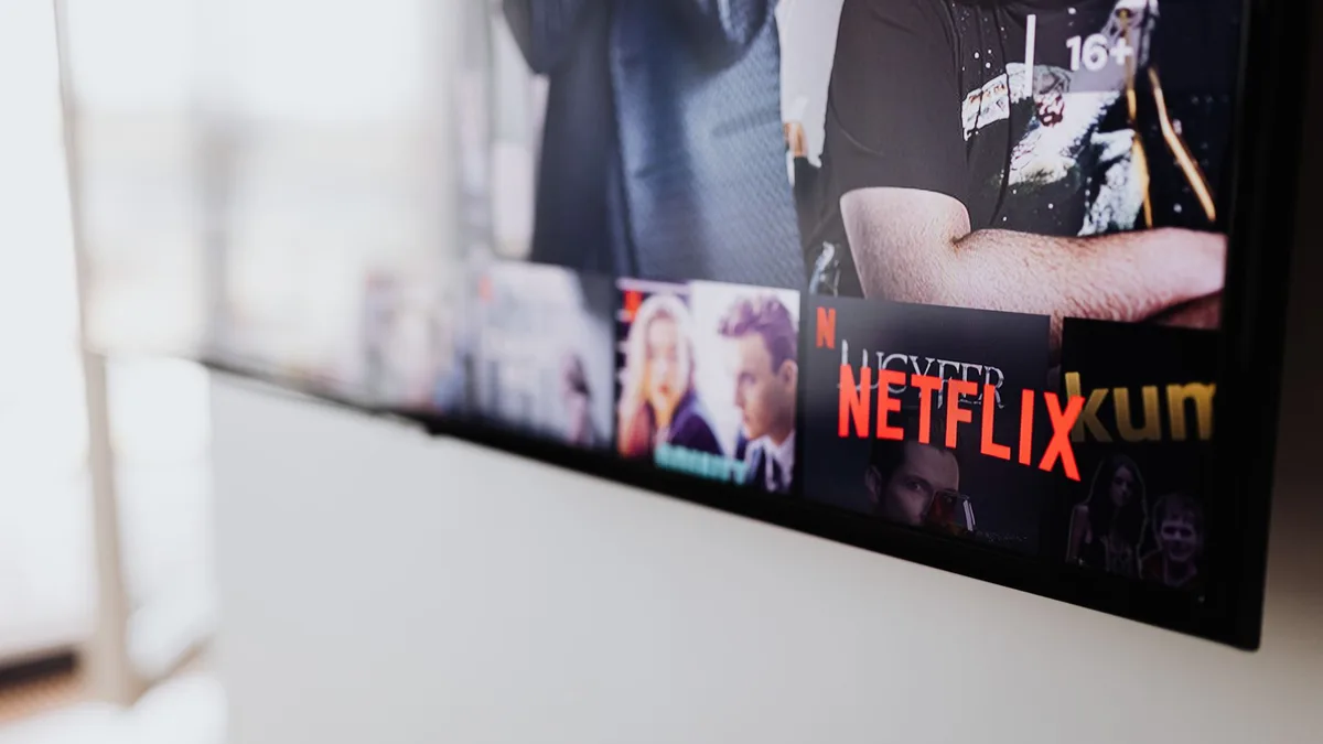 Oturma odasında televizyondan dizi izleyen bir izleyici