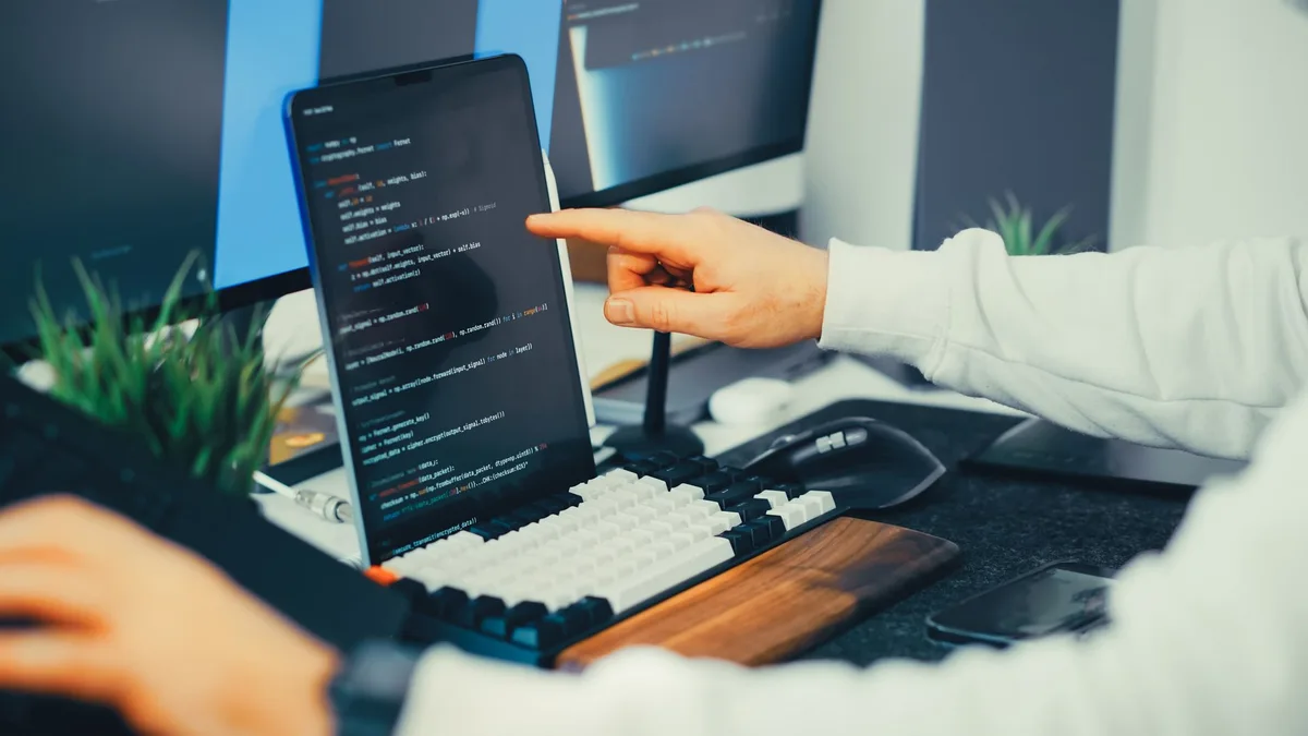 Bilgisayar ekranında çalışan kodlar ve siber güvenlik test ortamı