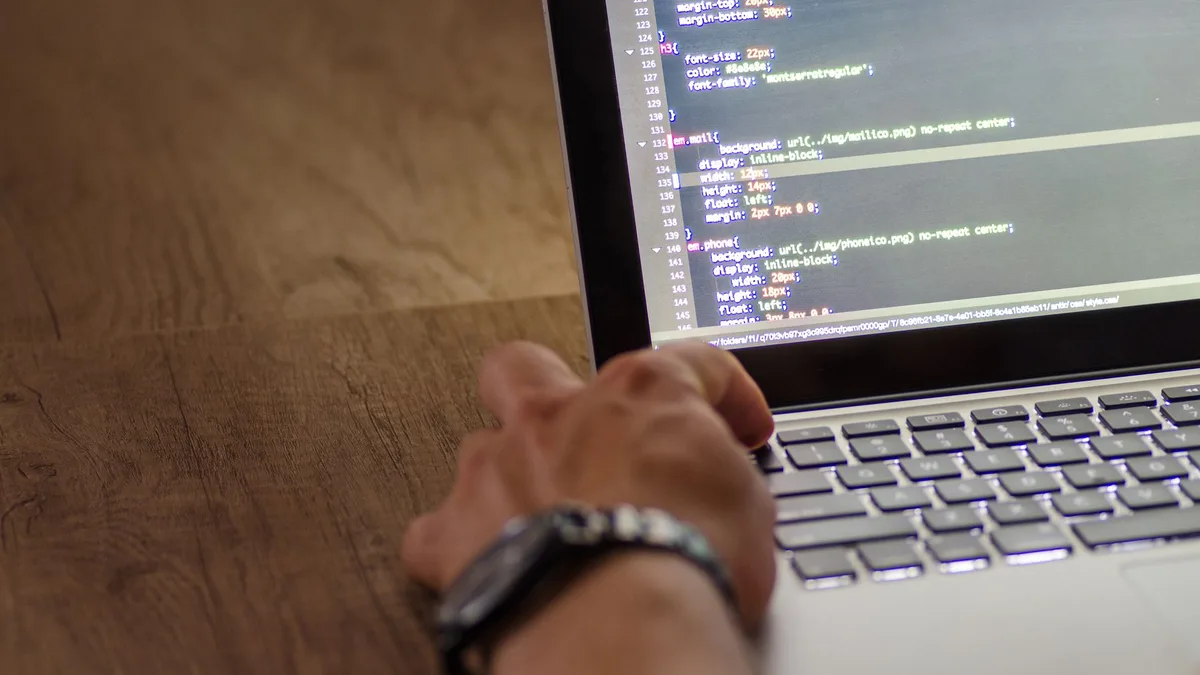 Modern bir ofiste çalışan yazılım geliştiricisi