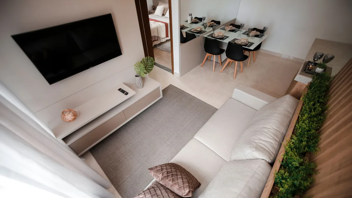 Oturma odasında konumlandırılmış modern bir televizyon ekranı