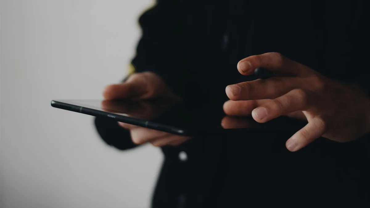Bir kullanıcının ellerinde tuttuğu yeni nesil Samsung tablet