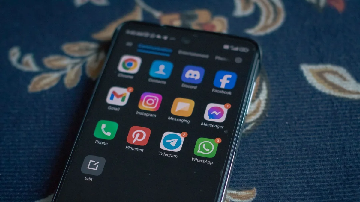 Android işletim sistemine sahip bir telefonda açık olan mesajlar listesi