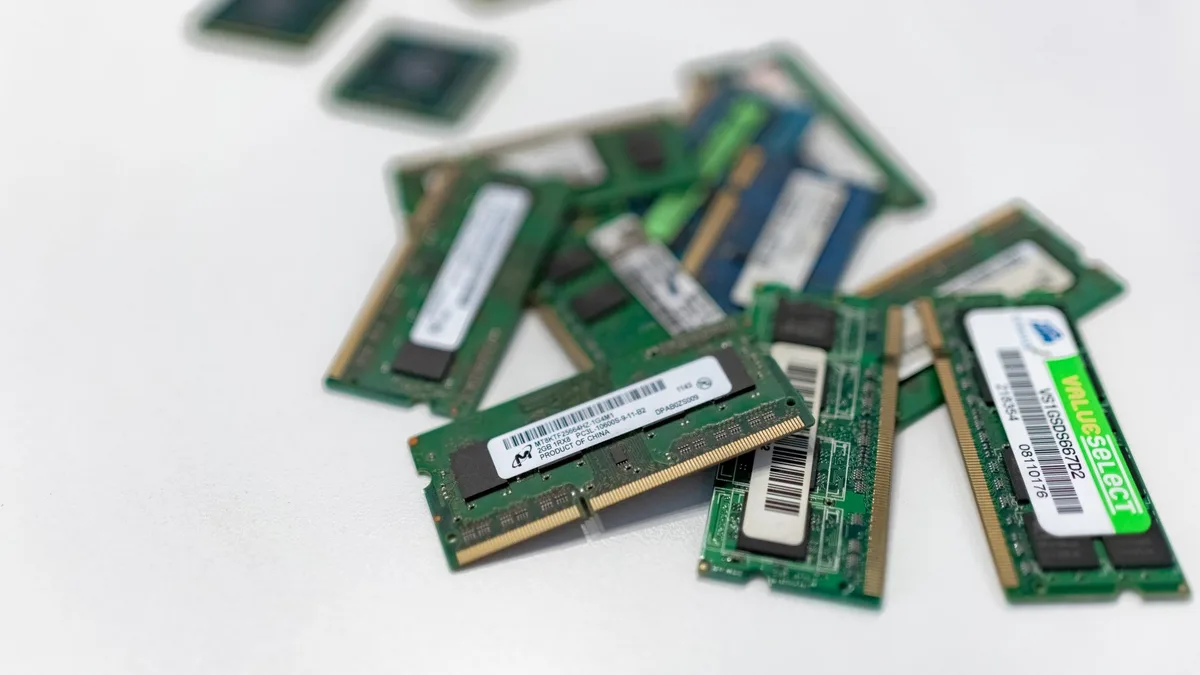 Anakart üzerinde takılı, yüksek performanslı RAM bellek çubukları