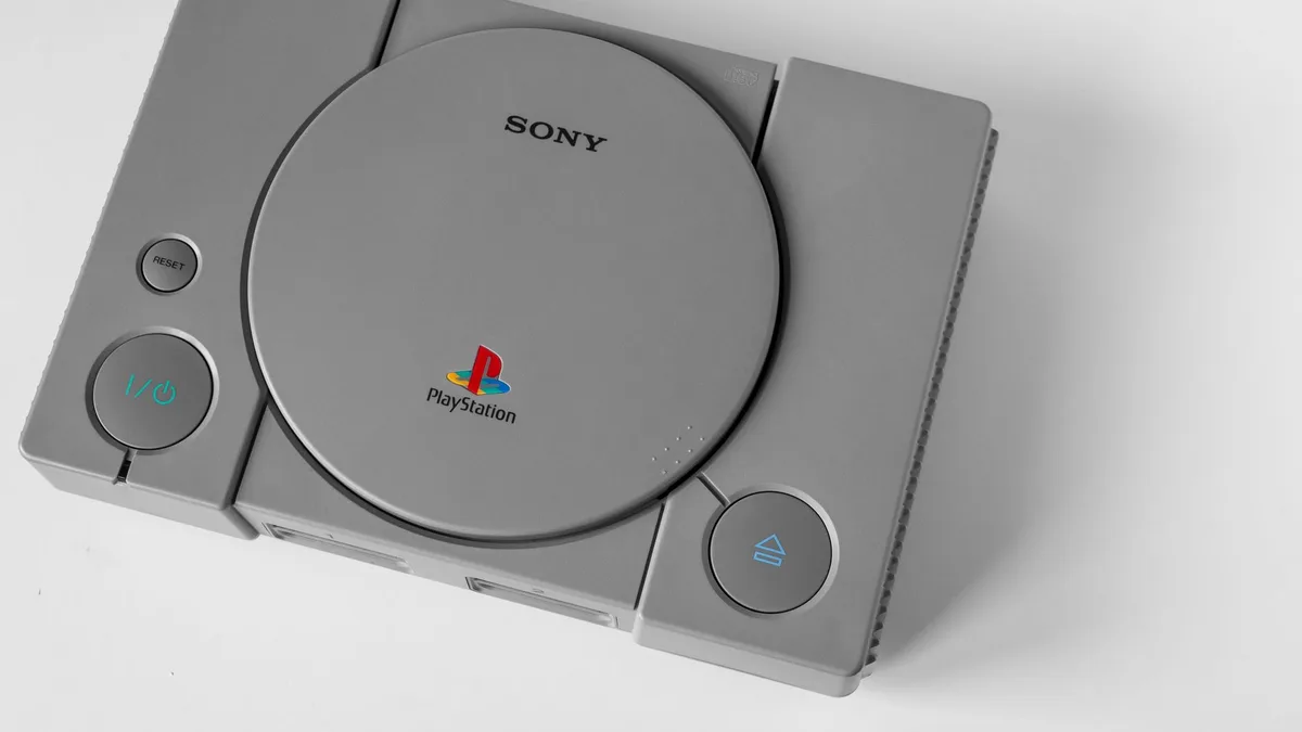 Raf üzerinde duran çeşitli PlayStation oyun diskleri