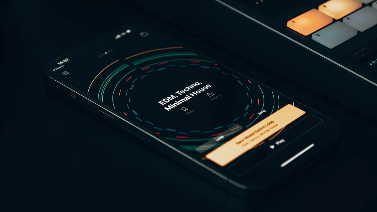 Çalma listesi ve şarkı detaylarının yer aldığı akıllı telefon ekranı