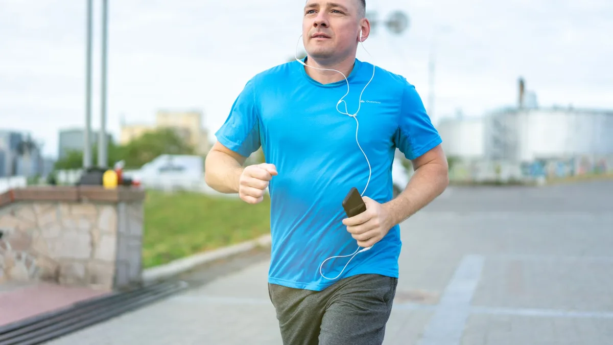 Kablosuz kulaklıkla koşu yapan sporcunun yakın plan görüntüsü