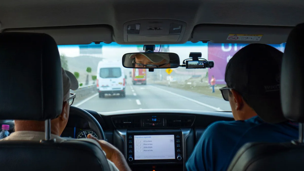 Bir otomobilin kokpitinde yer alan sürüş asistanı ekranı ve kameralar