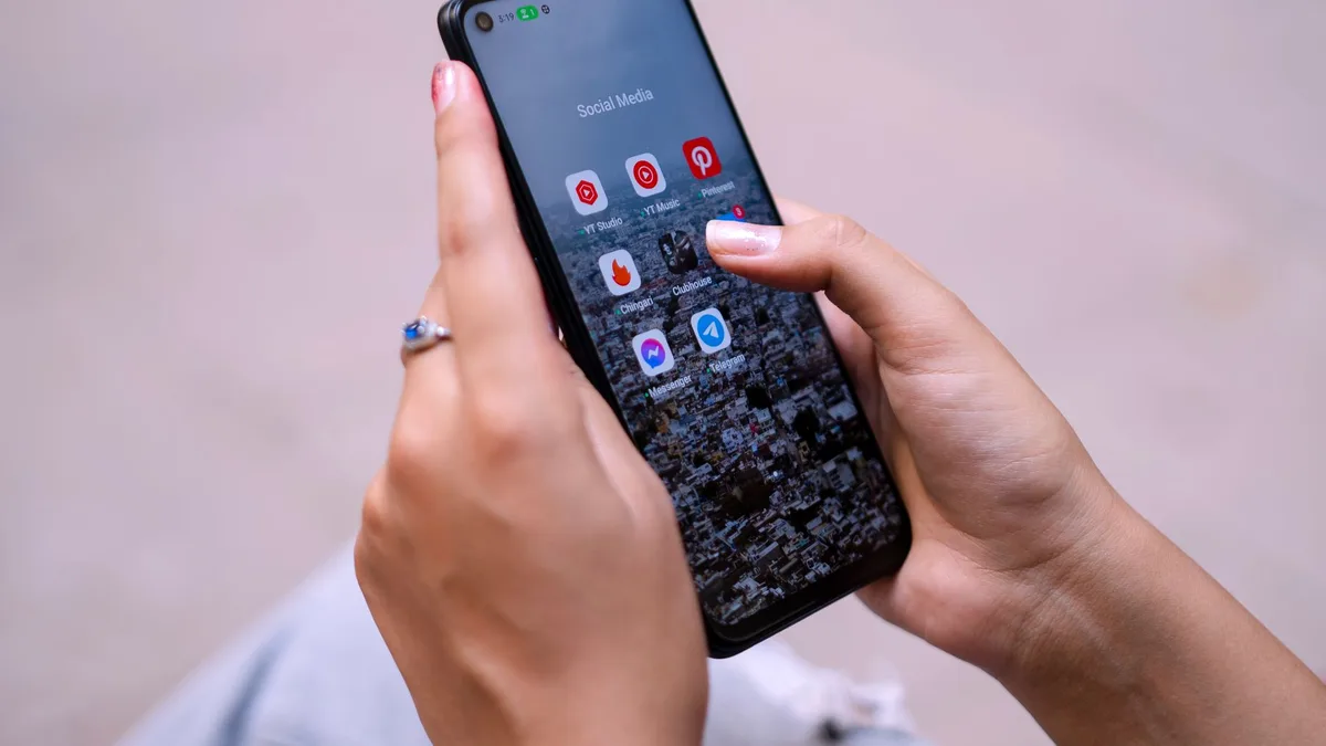 Bir kişinin akıllı telefon üzerinden mesajlaşma uygulamasını kullanması