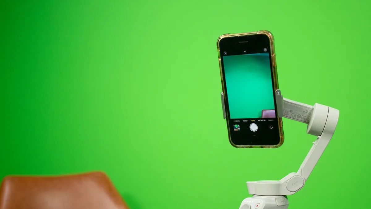 Akıllı telefon için dikey video çeken profesyonel bir prodüksiyon ekibi
