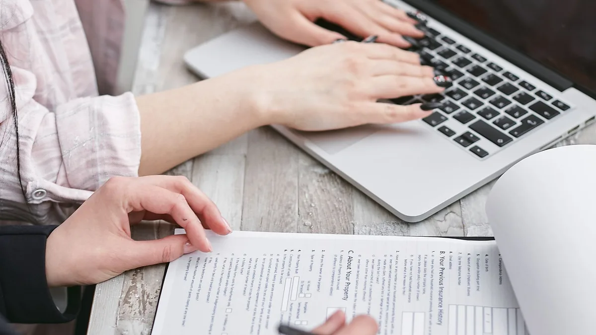 Dijital sözleşme ve veri gizliliği metinlerini inceleyen hukuk uzmanı