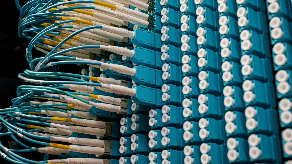 Büyük veri merkezlerindeki server ve sunucu ünitelerinin genel görünümü.