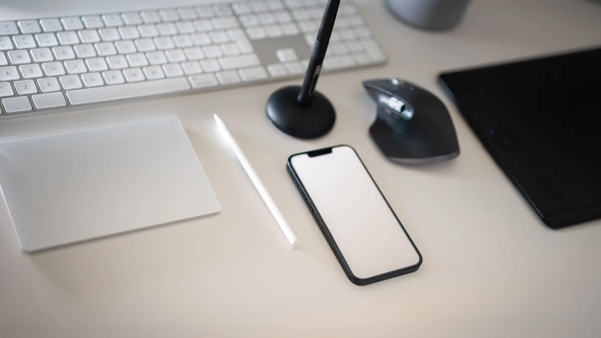 Farklı renk seçenekleriyle tasarlanmış kompakt boyutlu akıllı telefon aksesuarları