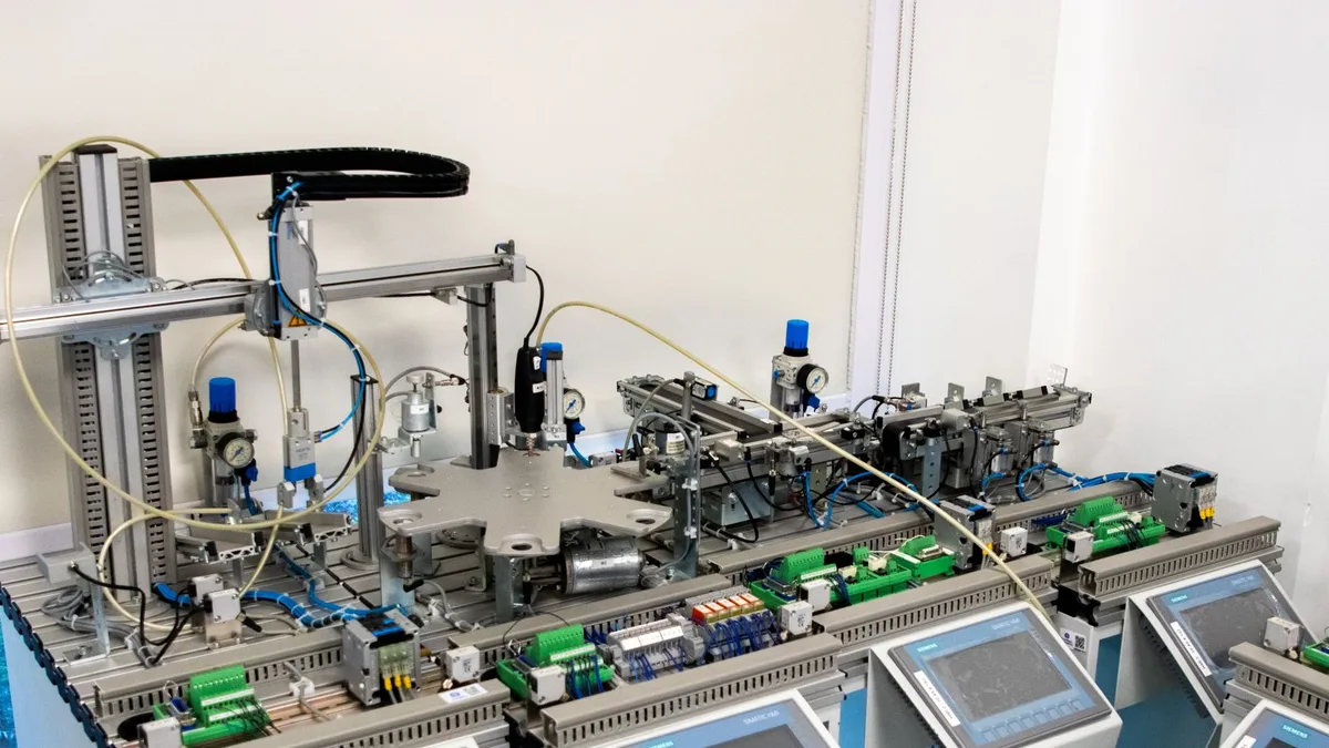 Gövde görsel 1: fabrika/tedarik zinciriyle ilgili bir üretim hattı ve robot kolları