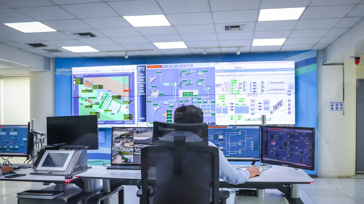 Endüstriyel kontrol sistemlerini ve ağ verilerini gösteren bir bilgisayar ekranı