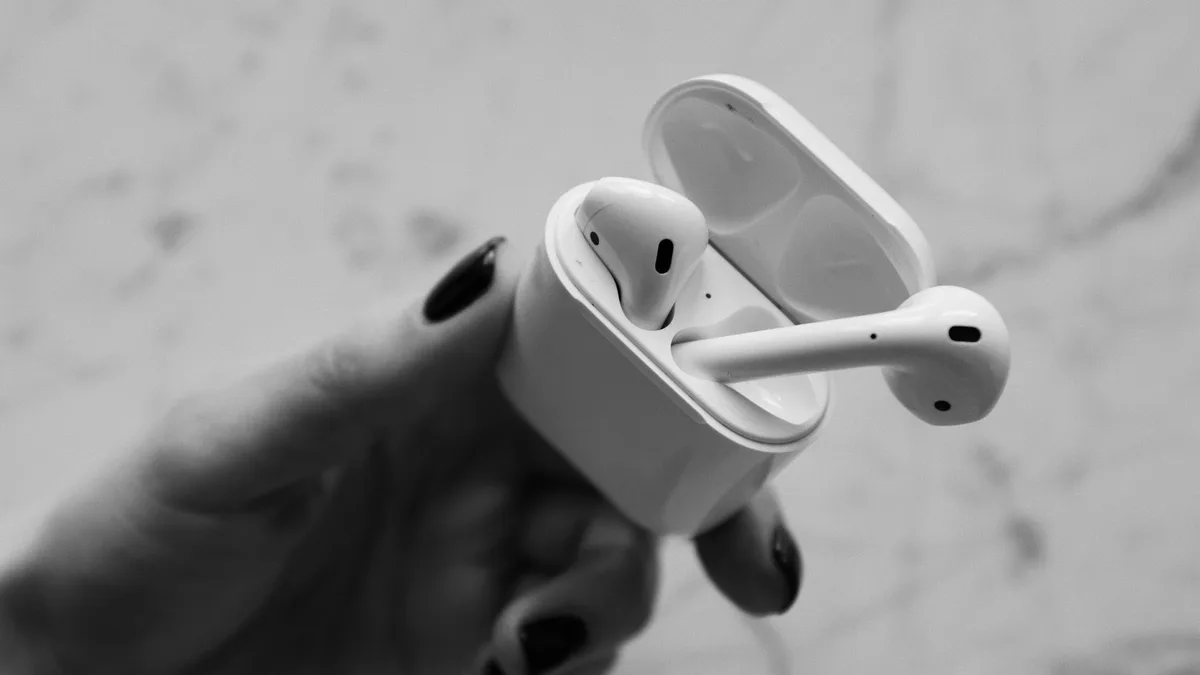 Kullanıcının AirPods ayarlarını cihazında değiştirdiğini gösteren ekran görüntüsü