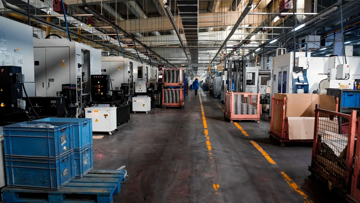 Depo ortamında sevkiyata hazırlanan elektrikli bisiklet parçaları