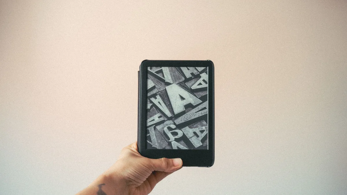 İkinci gövde görseli: Kindle e-kitap okuyucunun ekranı açık şekilde gösterimi.