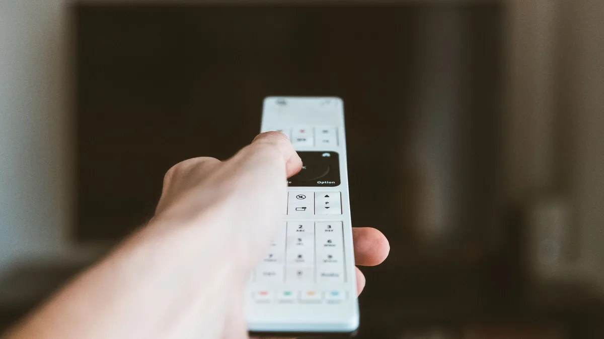 İkinci gövde görselinde kullanıcı televizyonu kullanırken yakın çekim