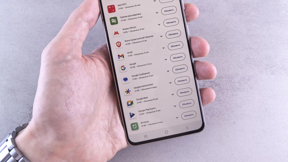 Google Pixel akıllı telefonun ekranındaki yazılım güncelleme ayarları menüsü