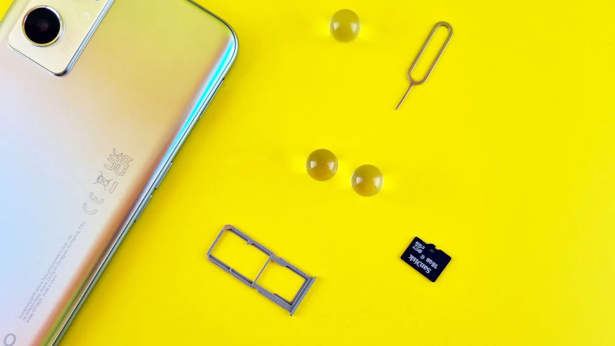 Bir akıllı telefonun depolama seçenekleri menüsünü inceleyen kullanıcının eli