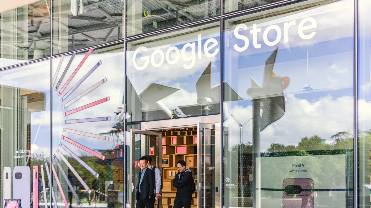Mağaza raflarında sergilenen Google Pixel serisi akıllı telefonlar