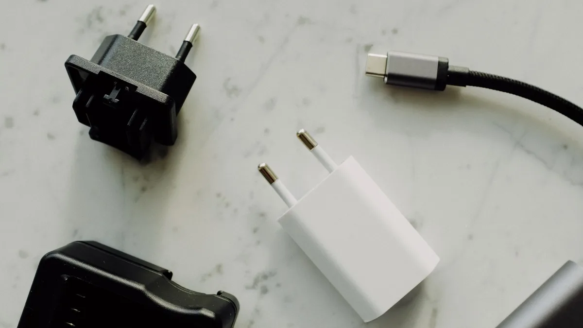 Seyahat çantası yanındaki kompakt şarj adaptörü