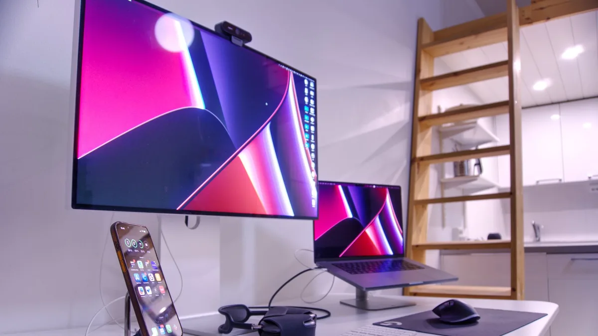 Yan taraftaki USB-C ve USB-A portlarıyla çeşitli cihazların bağlandığı sahne