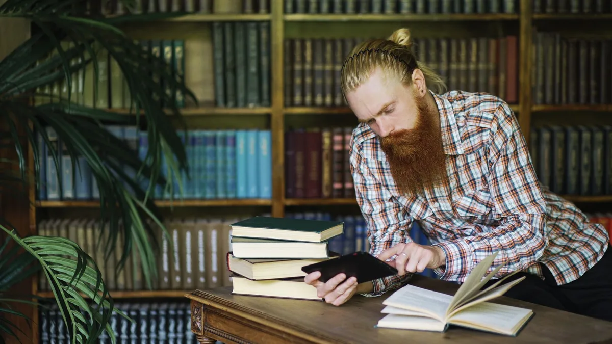 Dijital kütüphane ve e-kitap okuyan bir tablet