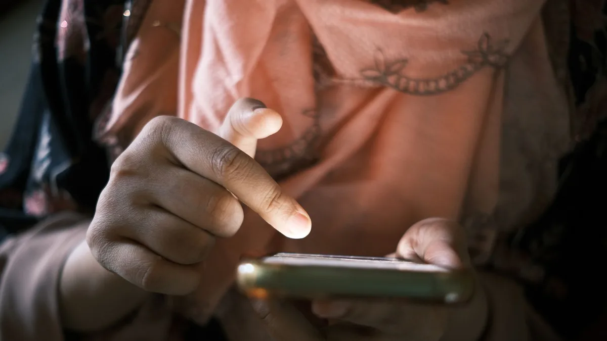 Kullanıcının akıllı telefon üzerinde yeni nesil bir mobil uygulamayı incelemesi