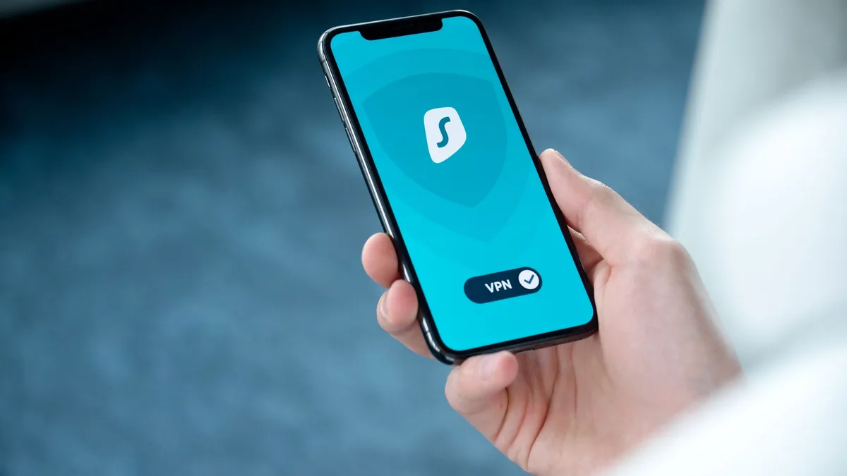 Akıllı telefon ekranında görünen kişisel veri gizliliği ve güvenlik ayarları